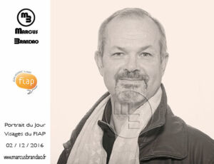 « Portrait du Jour » 2016 m’offre une exceptionnelle opportunité de collaboration artistique d’une année avec l’Association Fiap Jean Monnet, dont je respecte infiniment les valeurs humaines d’ouverture au monde.
Avec l’équipe de FIAP CultureS, nous avons imaginé décliner ces valeurs au travers de portraits du public cosmopolite qui fréquentent le Centre que je ferais à intervalles réguliers chaque mois. Portrait-du-Jour-2016-12-02