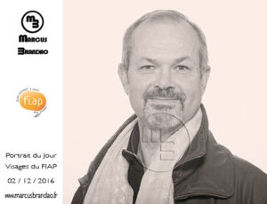 « Portrait du Jour » 2016 m’offre une exceptionnelle opportunité de collaboration artistique d’une année avec l’Association Fiap Jean Monnet, dont je respecte infiniment les valeurs humaines d’ouverture au monde.
Avec l’équipe de FIAP CultureS, nous avons imaginé décliner ces valeurs au travers de portraits du public cosmopolite qui fréquentent le Centre que je ferais à intervalles réguliers chaque mois. Portrait-du-Jour-2016-12-02