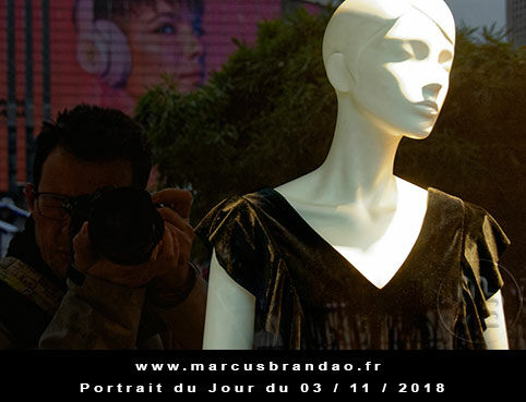 En 2018, Portrait du Jour sera consacré à l’autoportrait avec chaque semaine un thème différent. Portrait du jour 2018-11-03