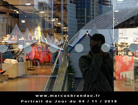 En 2018, Portrait du Jour sera consacré à l’autoportrait avec chaque semaine un thème différent. Portrait du jour 2018-11-04